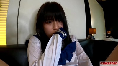 Nighean Iapanach 18 bliadhna a dh'aois le tits beaga squirts agus orgasms le fucking finger agus dèideag gnè. Bidh nighean Àisianach ann an deise cosplay na sgoile a’ toirt seachad blowjobs ann am bhidio neo-dhreuchdail. Mao 7 OSAKAPORN.